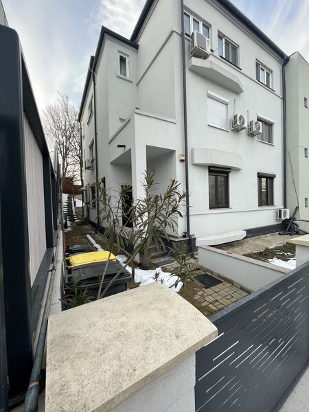 Cotroceni, apartament 3 camere in vila+curte individuala+pivnita.