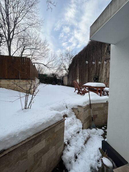 Cotroceni, apartament 3 camere in vila+curte individuala+pivnita.