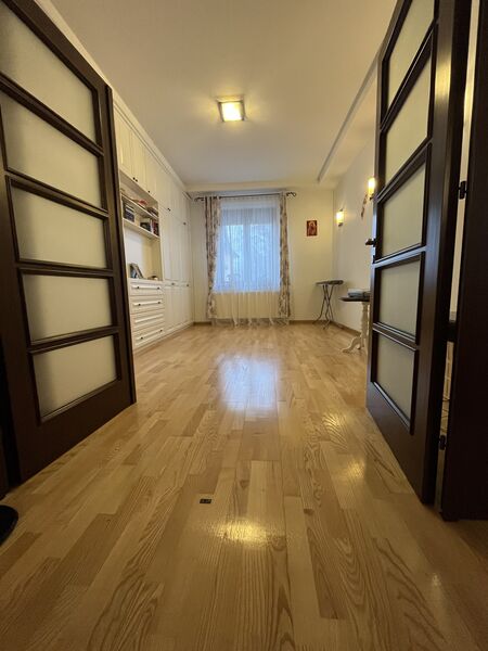 Cotroceni, apartament 3 camere in vila+curte individuala+pivnita.