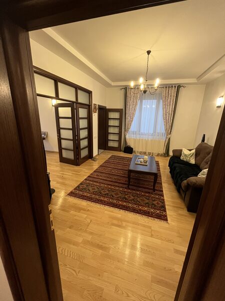 Cotroceni, apartament 3 camere in vila+curte individuala+pivnita.