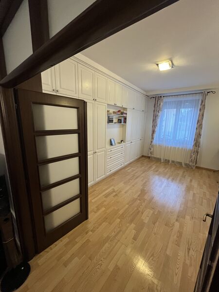 Cotroceni, apartament 3 camere in vila+curte individuala+pivnita.