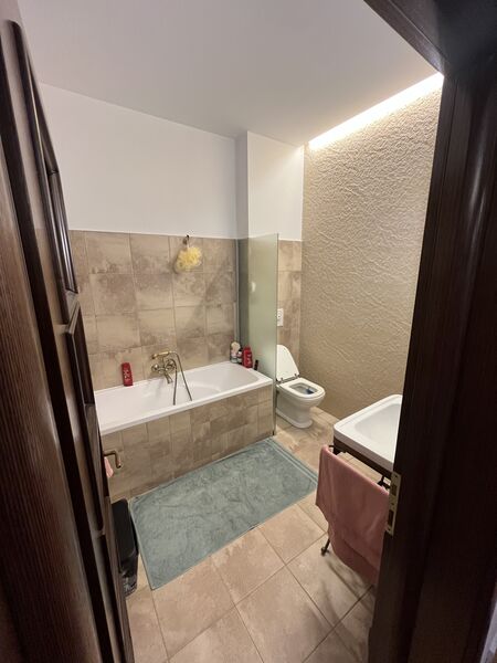 Cotroceni, apartament 3 camere in vila+curte individuala+pivnita.