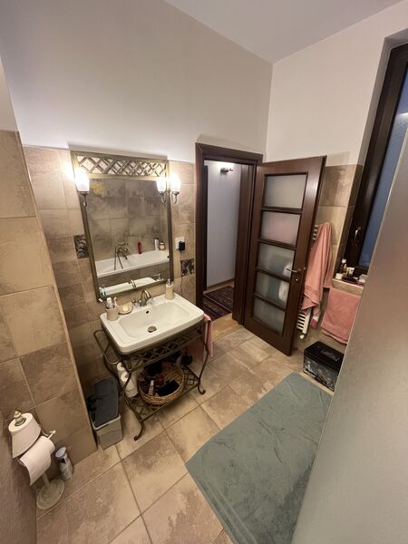 Cotroceni, apartament 3 camere in vila+curte individuala+pivnita.