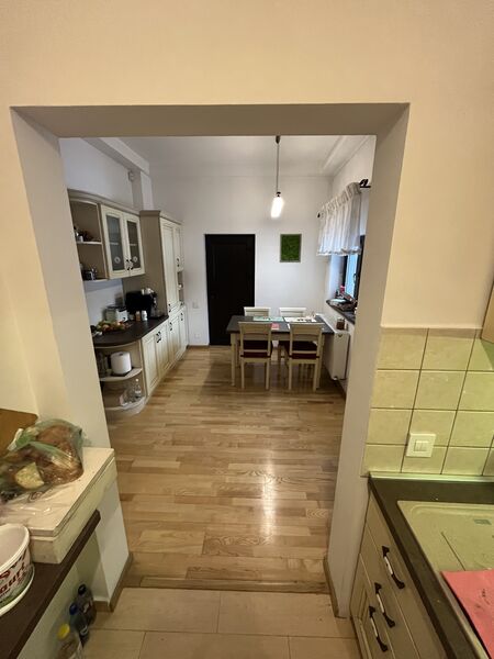 Cotroceni, apartament 3 camere in vila+curte individuala+pivnita.