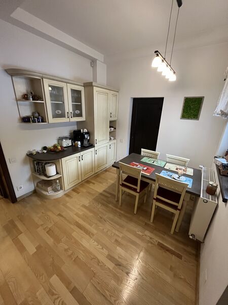 Cotroceni, apartament 3 camere in vila+curte individuala+pivnita.